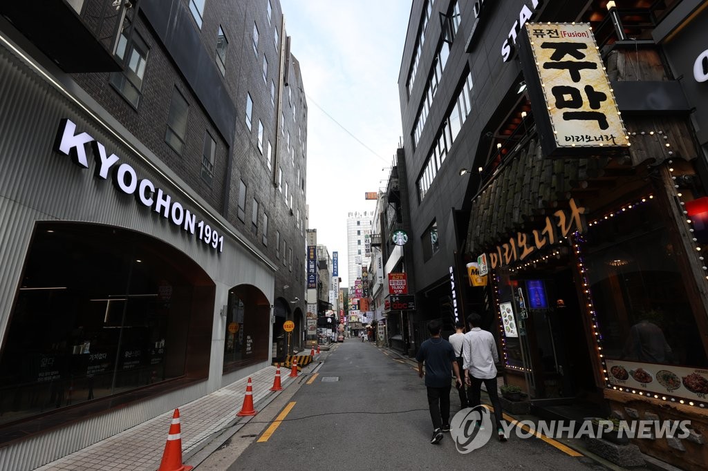 A popular street in central Seoul, usually thronged by young people, is largely empty on Aug. 30, 2020, as the nation is practicing stricter social distancing amid a resurgence in new coronavirus cases. (Yonhap)