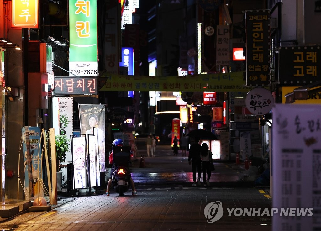 A street of restaurants in Jongno, central Seoul, is nearly empty on Aug. 30, 2020. (Yonhap)