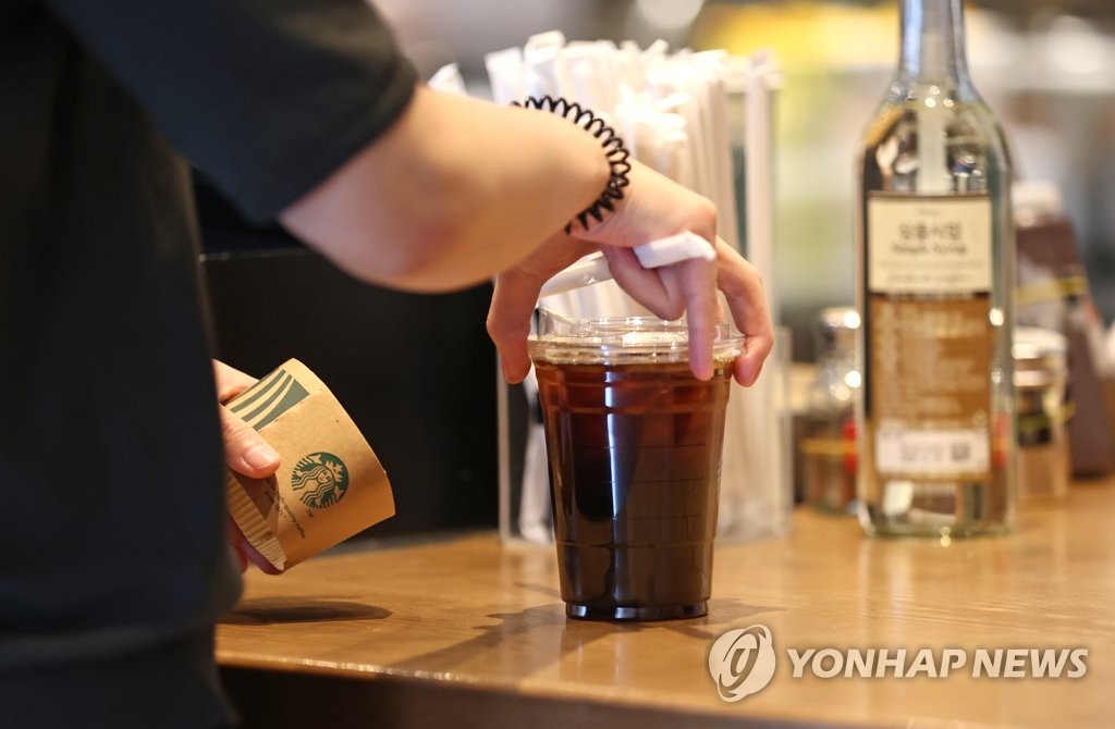 A citizen orders coffee for takeaway at a franchise coffee chain in Seoul on Aug. 31, 2020, as South Korea imposed stricter virus curbs in the greater Seoul area over the new coronavirus. (Yonhap)