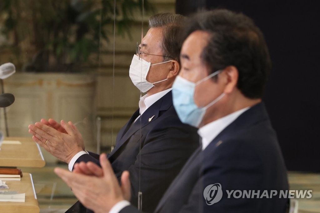 Moon meets ruling party leader over lunch