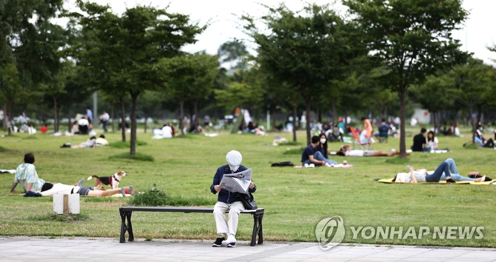 This photo shows people relaxing at Yeouido Han River Park in Seoul on Sept. 6, 2020. (Yonhap)