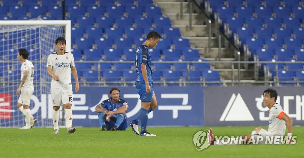 Players of Ulsan Hyundai FC (in blue) and Gwangju FC react to their 1-1 draw in a K League 1 match at Ulsan Munsu Football Stadium in Ulsan, 415 kilometers southeast of Seoul, on Sept. 6, 2020. (Yonhap)