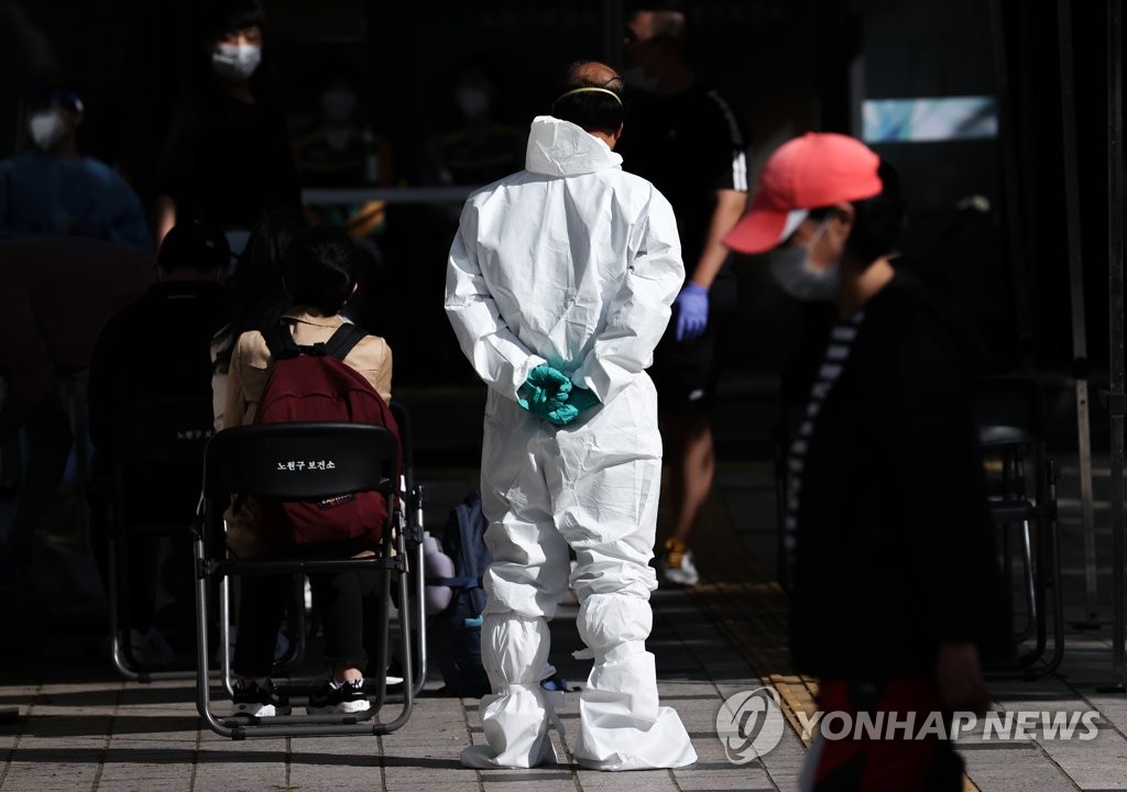 A medical worker stands at a makeshift clinic in northern Seoul on Sept. 8, 2020. (Yonhap)