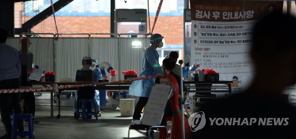 Medical workers carry out new coronavirus tests at a makeshift clinic in Gwangju, 320 kilometers south of Seoul, on Sept. 9, 2020. (Yonhap)