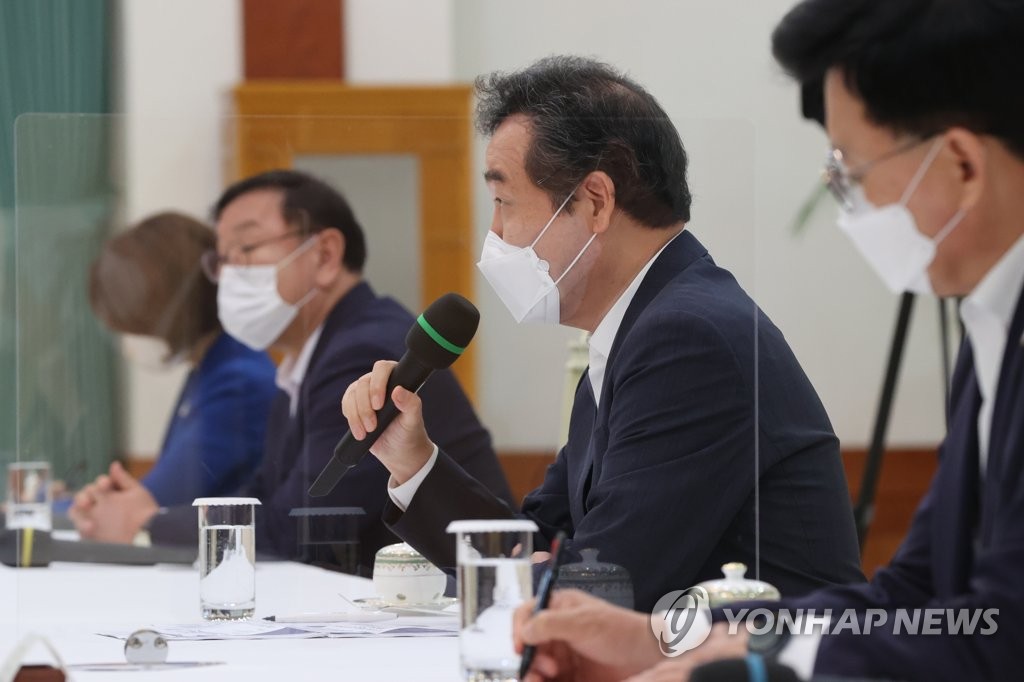 Lee Nak-yon (2nd from R), head of the ruling Democratic Party, speaks during a meeting with President Moon Jae-in at Cheong Wa Dae in Seoul on Sept. 9, 2020. (Yonhap)