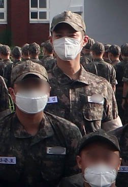 South Korean actor Park Bo-gum poses with other Navy recruits at a basic training camp, in this file photo captured from the homepage of the Naval Education and Training Command, on Sept. 10, 2020. (PHOTO NOT FOR SALE) (Yonhap)