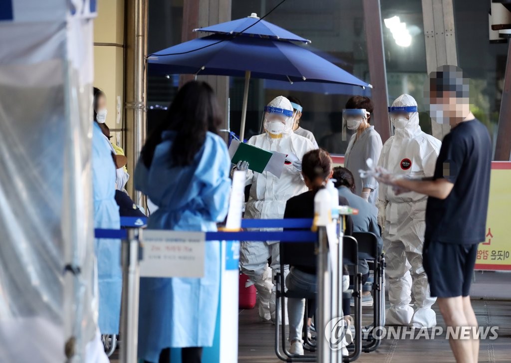 Citizens line up to receive new coronavirus tests at a testing center in Seoul's southeastern ward of Songpa on Sept. 18, 2020. (Yonhap)