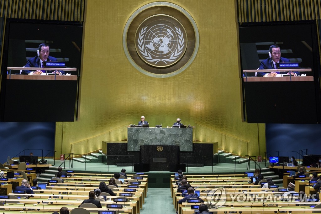 유엔총회장 스크린에 비치는 김성 북한 유엔대사