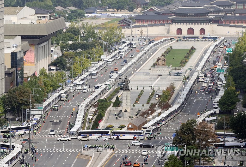 Police buses are parked end to end around Seoul's Gwanghwamun Square and adjacent streets to stop mass rallies on Oct. 3, 2020. (Yonhap)
