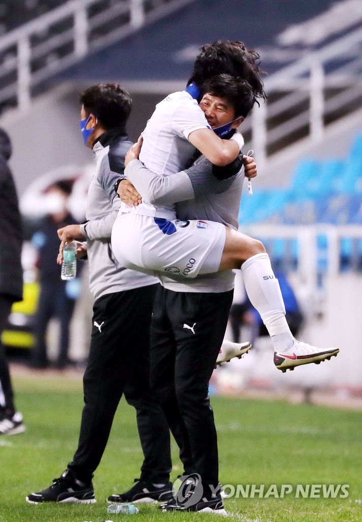 Kim Tae-hwan of Suwon Samung Bluewings (L) embraces his head coach Park Kun-ha after scoring a goal against Incheon United during a K League 1 match at Incheon Football Stadium in Incheon, 40 kilometers west of Seoul, on Oct. 4, 2020. (Yonhap)