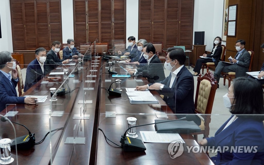 President Moon Jae-in (2nd from L) holds a meeting with top government officials on supporting Trade Minister Yoo Myung-hee's bid for the top post of the World Trade Organization at Cheong Wa Dae in Seoul on Oct. 12, 2020, in this photo provided by Moon's office. (PHOTO NOT FOR SALE) (Yonhap)