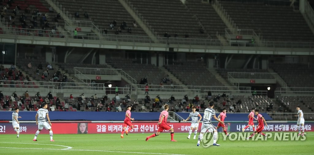 The South Korean men's senior national football team (white) and the under-23 national team play an exhibition match at Goyang Stadium in Goyang, Gyeonggi Province, on Oct. 12, 2020. (Yonhap)
