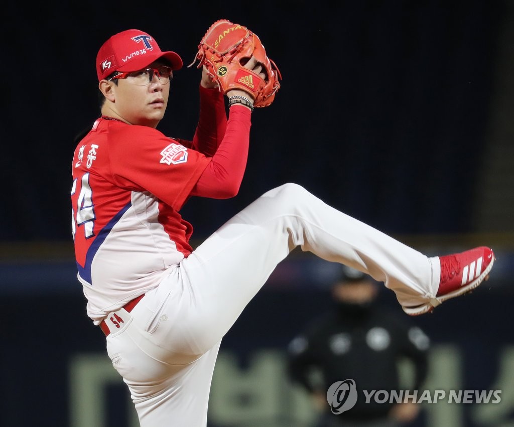 In this file photo from Oct. 13, 2020, Yang Hyeon-jong of the Kia Tigers pitches against the NC Dinos in the bottom of the fifth inning of a Korea Baseball Organization regular season game at Changwon NC Park in Changwon, 400 kilometers southeast of Seoul. (Yonhap)