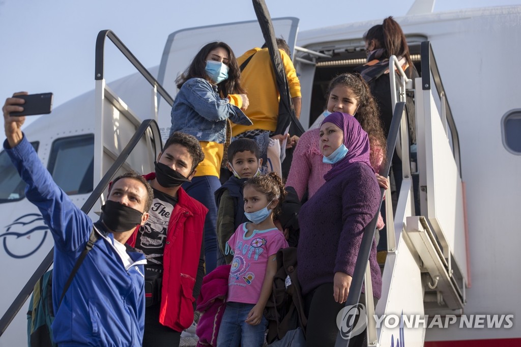 독일행 비행기에 오르는 그리스 난민캠프 체류자들