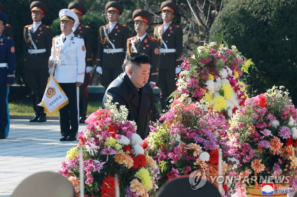 North Korea's leader Kim Jong-un places a wreath at a cemetery for Chinese soldiers killed in the 1950-53 Korean War in Hoechang, South Pyongan Province, central North Korea, to mark the 70th anniversary of China's entry into the conflict, in which China fought alongside the North, in this photo released by the North's official Korean Central News Agency on Oct. 22, 2020. (For Use Only in the Republic of Korea. No Redistribution) (Yonhap)