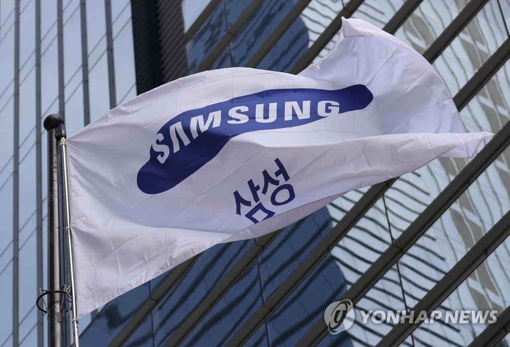 This photo taken Oct. 25, 2020, shows the corporate flag of Samsung Group at its office building in Seoul. (Yonhap)