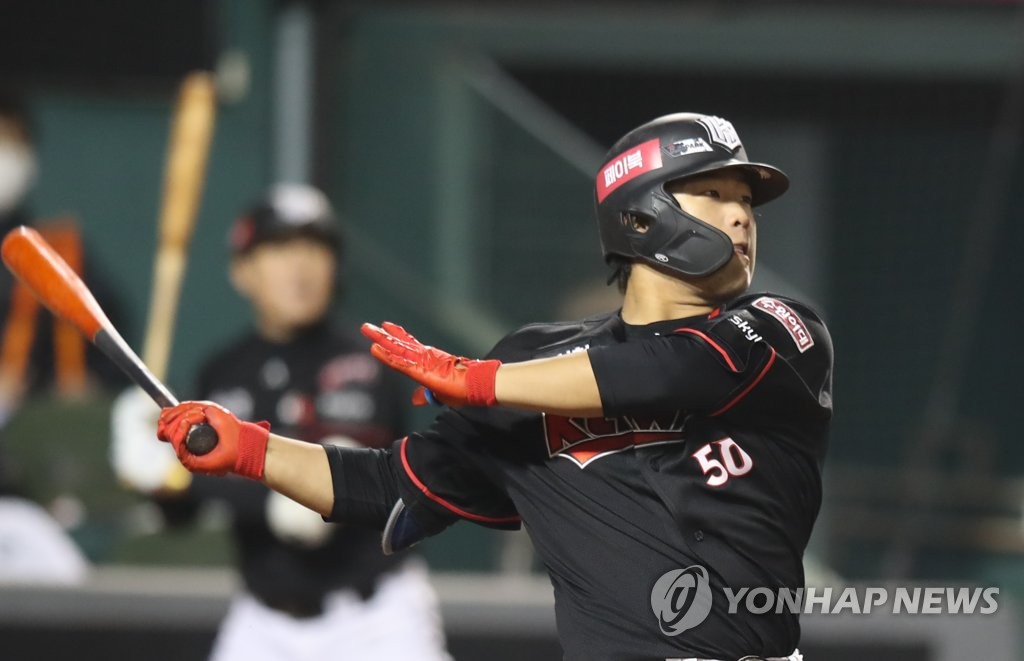 In this file photo from Oct. 30, 2020, Kang Baek-ho of the KT Wiz hits an RBI double against the Hanwha Eagles in the top of the seventh inning of a Korea Baseball Organization regular season game at Hanwha Life Eagles Park in Daejeon, 160 kilometers south of Seoul. (Yonhap)