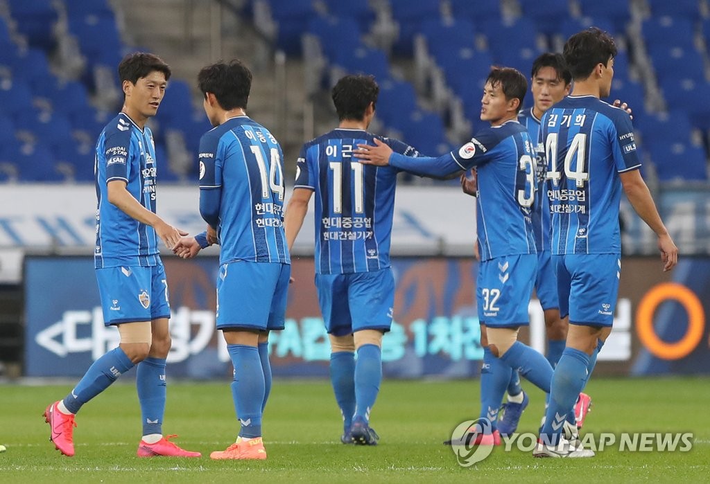 Ulsan Hyundai FC players react to their 3-0 victory over Gwangju FC to clinch second place in the K League 1 at Ulsan Munsu Football Stadium in Ulsan, 415 kilometers southeast of Seoul, on Nov. 1, 2020. (Yonhap)