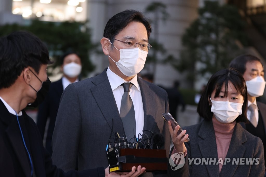 This file photo shows Samsung Electronics Co. Vice Chairman Lee Jae-yong (C) leaving the Seoul High Court on Nov. 9, 2020, after attending a hearing on his bribery scandal. (Yonhap)