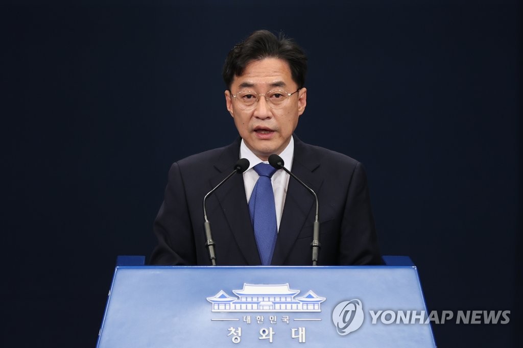 This file photo shows Cheong Wa Dae spokesman Kang Min-seok speaking to reporters at the presidential office in Seoul on Nov. 10, 2020. (Yonhap)