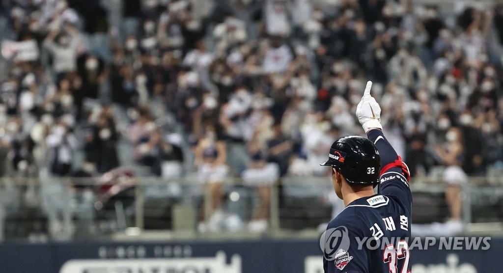 Kim Jae-hwan of the Doosan Bears celebrates his RBI single against the KT Wiz in the top of the fifth inning of Game 2 of the Korea Baseball Organization second-round postseason series at Gocheok Sky Dome in Seoul on Nov. 10, 2020. (Yonhap)
