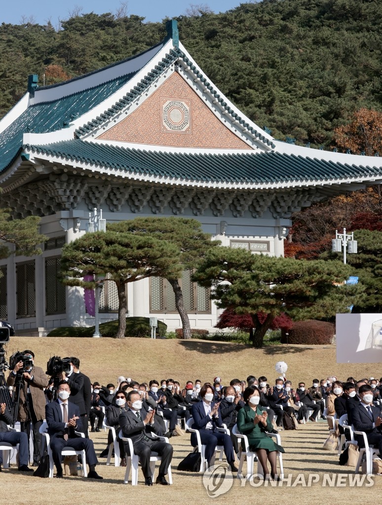 This photo shows President Moon Jae-in (front row, L) and first lady Kim Jung-sook (front row, R) attending an event marking the 25th Farmers Day at Cheong Wa Dae in Seoul on Nov. 11, 2020. (Yonhap)