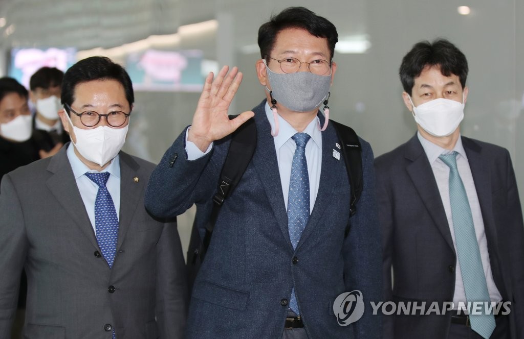 Rep. Song Young-gil (C) waves at reporters on Nov. 15, 2020, at Incheon International Airport, west of Seoul, before leaving for Washington to discuss Korean Peninsula issues with politicians and experts following Joe Biden's victory in the U.S. presidential election. (Yonhap)