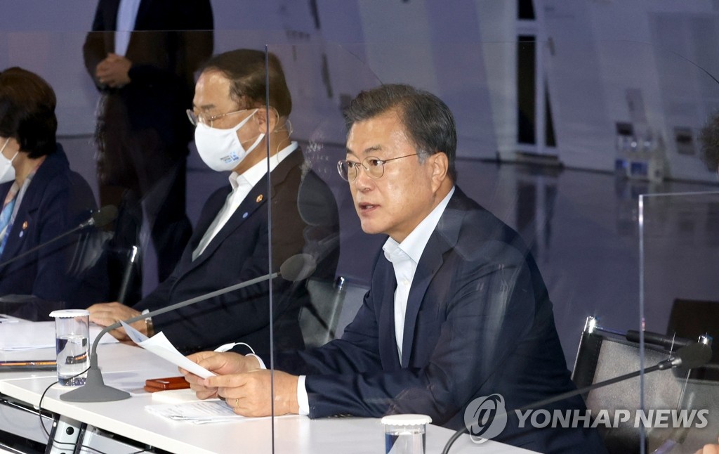 第３回韓国版ニューディール戦略会議で発言する文大統領＝１６日、ソウル（聯合ニュース）