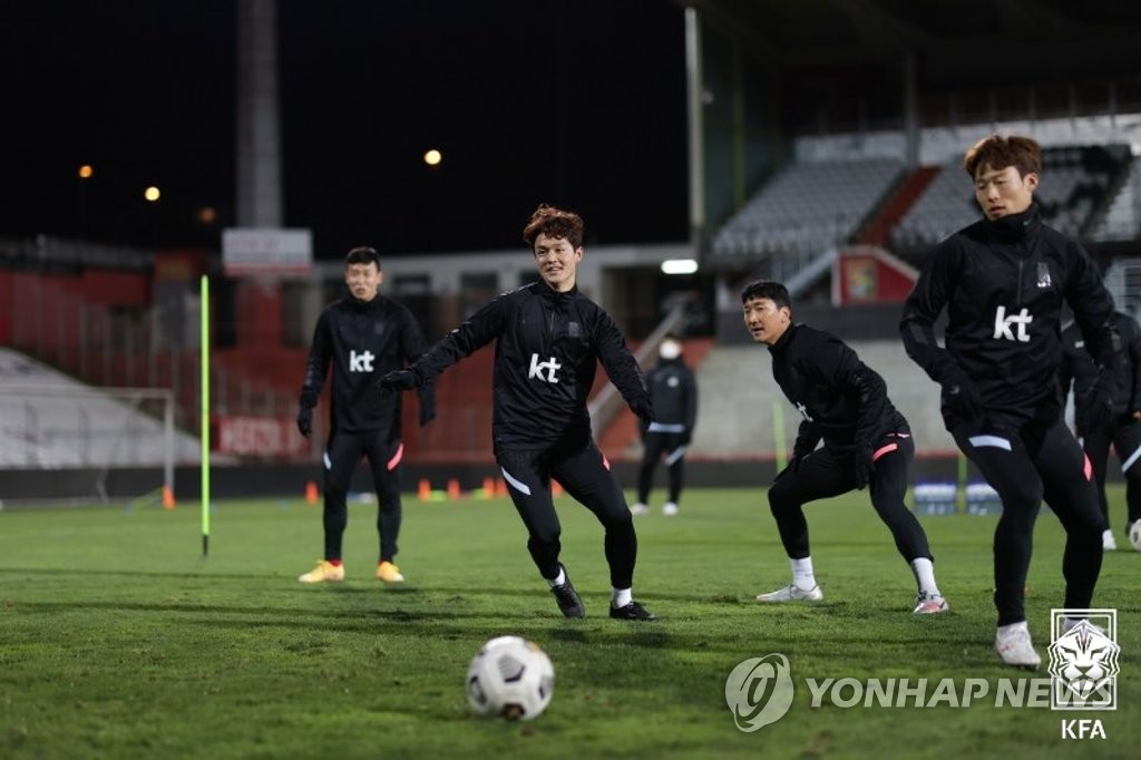 In this Nov. 16, 2020, file photo provided by the Korea Football Association, South Korean men's national football team players train at BSFZ-Arena at Maria Enzersdorf-Sudstadt in Maria Enzersdorf, Austria. (PHOTO NOT FOR SALE) (Yonhap)