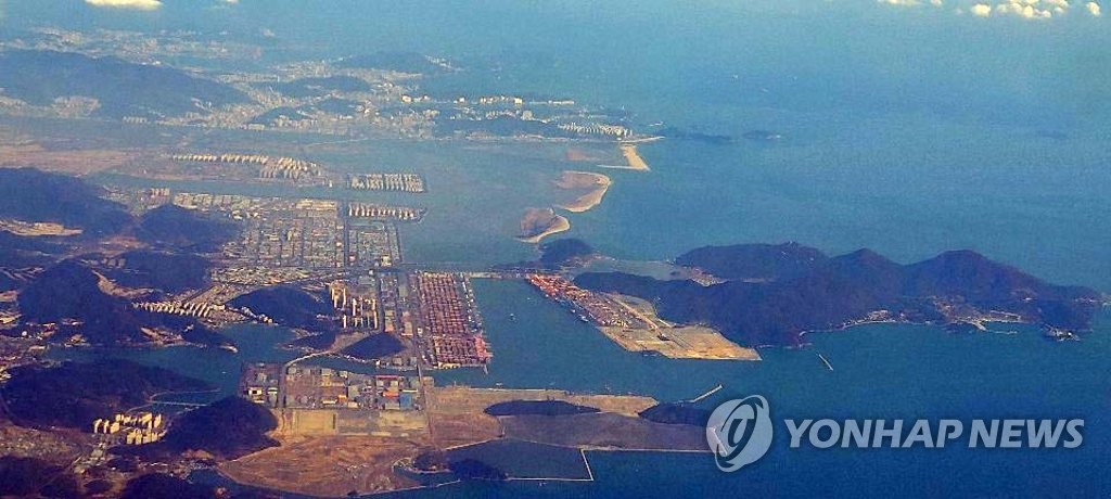 This photo shows Gadeok Island (R) off Busan's New Port. On Nov. 17, 2020, a government committee raised questions over a plan to build a new airport in the southeastern city of Gimhae, near Busan, subsequently siding with Busan citizens' favored choice of Gadeok Island for the airport. (Yonhap)