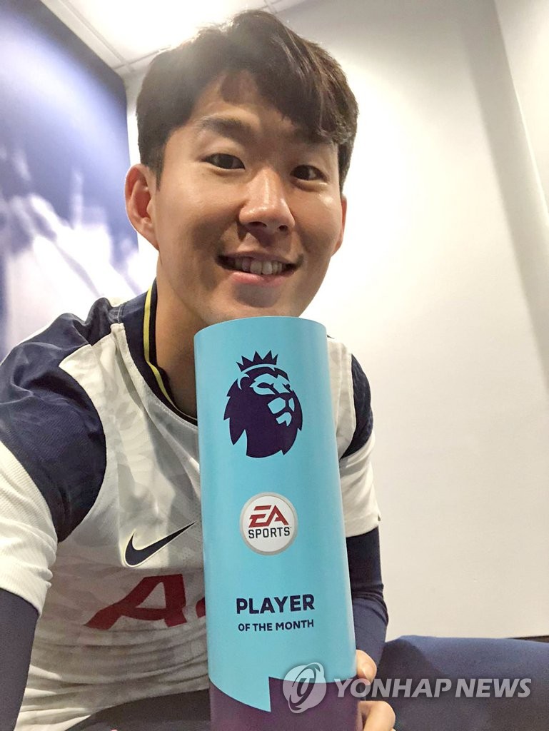 This photo, captured from the Twitter account of Tottenham Hotspur on Nov. 19, 2020, shows the club's attacker Son Heung-Min holding up the EA Sports Premier League Player of the Month trophy for October. (PHOTO NOT FOR SALE) (Yonhap)