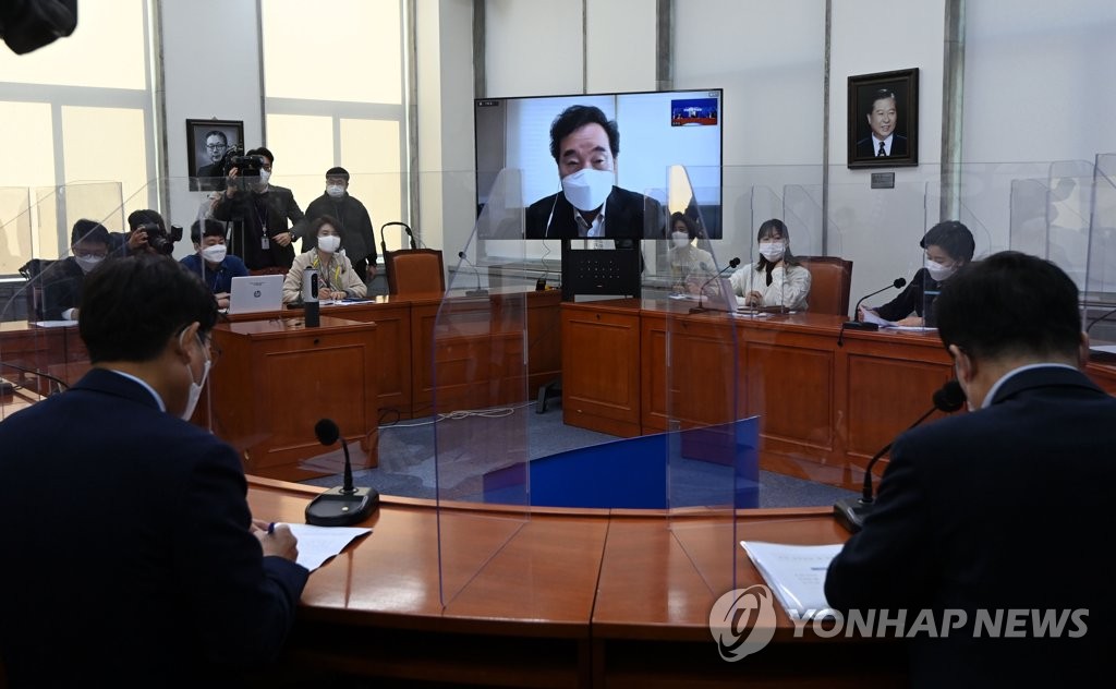 Ruling Democratic Party chief Rep. Lee Nak-yon (on monitor) speaks during a meeting of the party's supreme council at the National Assembly in Seoul on Nov. 23, 2020. Lee joined the meeting through a video link, as he remains in quarantine after an acquaintance he met last week tested positive for COVID-19. (Yonhap)