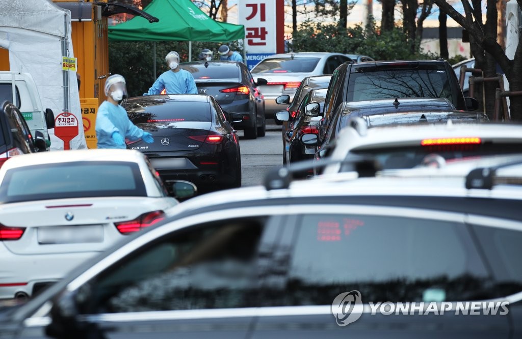 Cars line up in front of drive-through screening stations for COVID-19 testing in Gyeonggi Provincial Medical Center in Suwon, south of Seoul, on Nov. 23, 2020. (Yonhap)