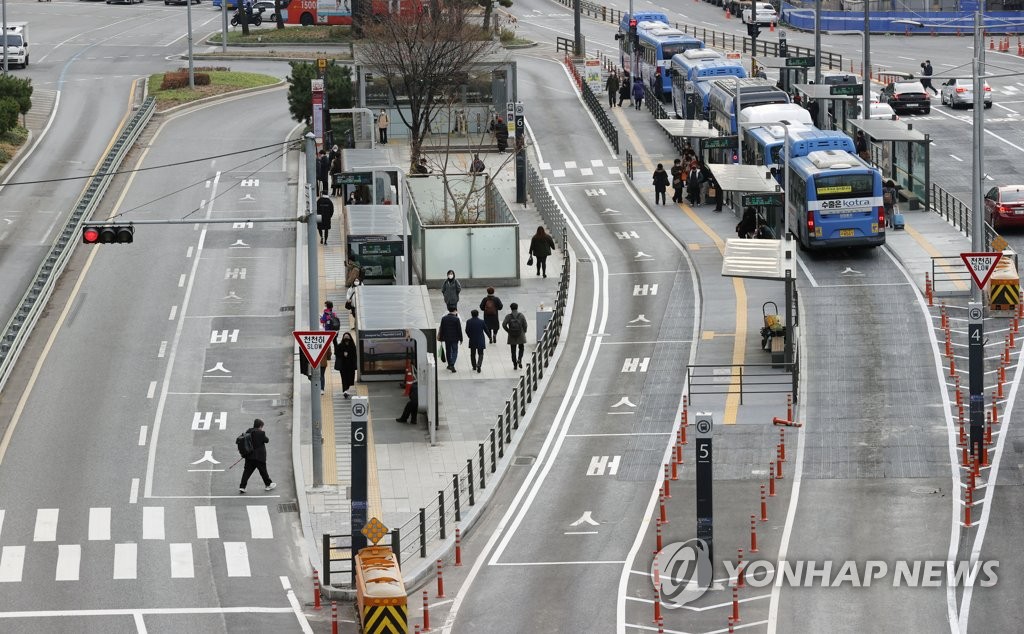 서울시 '1천만 시민 멈춤기간' 선포…대중교통 운행 감축