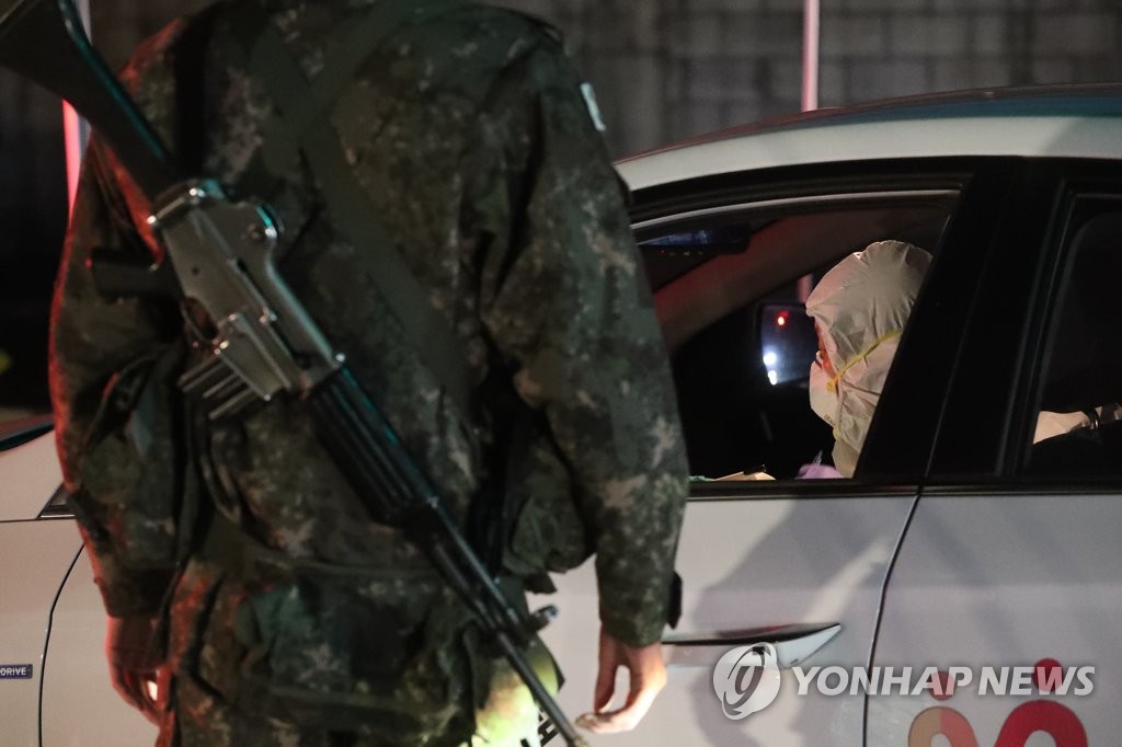 Health authorities enter an Army boot camp in the northern county of Yeoncheon on Nov. 25, 2020, after dozens of newly enlisted soldiers tested positive for the new coronavirus. (Yonhap) 