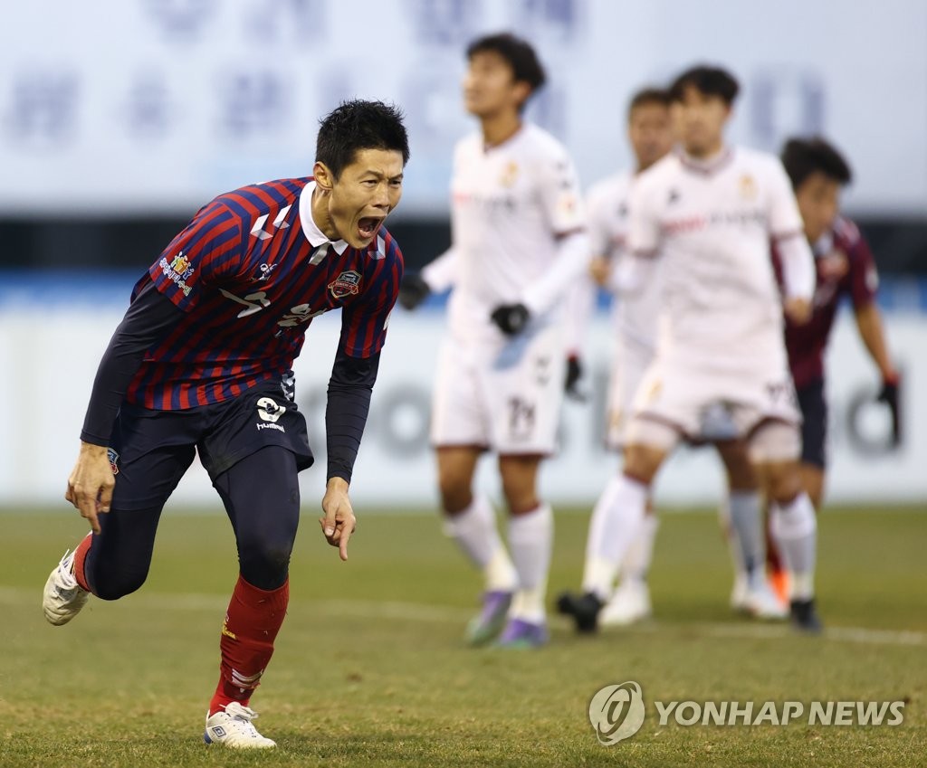 N. Korean int'l footballer wins MVP award in S. Korean league