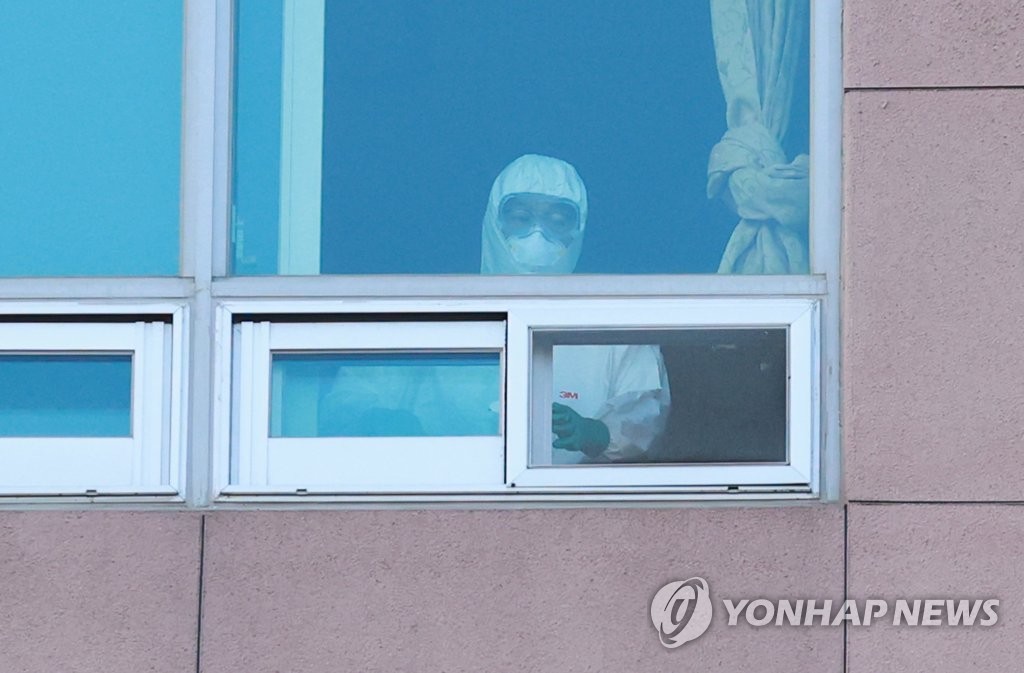 A quarantine official opens a window at a venue of the College Scholastic Ability Test (CSAT) in central Seoul on Dec. 3, 2020. (Yonhap)