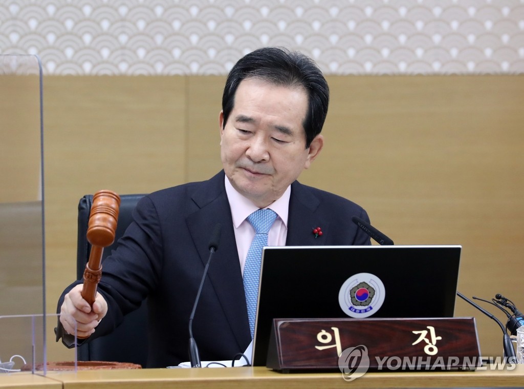 オンライン会議形式で開かれた閣議を主宰する丁首相＝８日、ソウル（聯合ニュース）