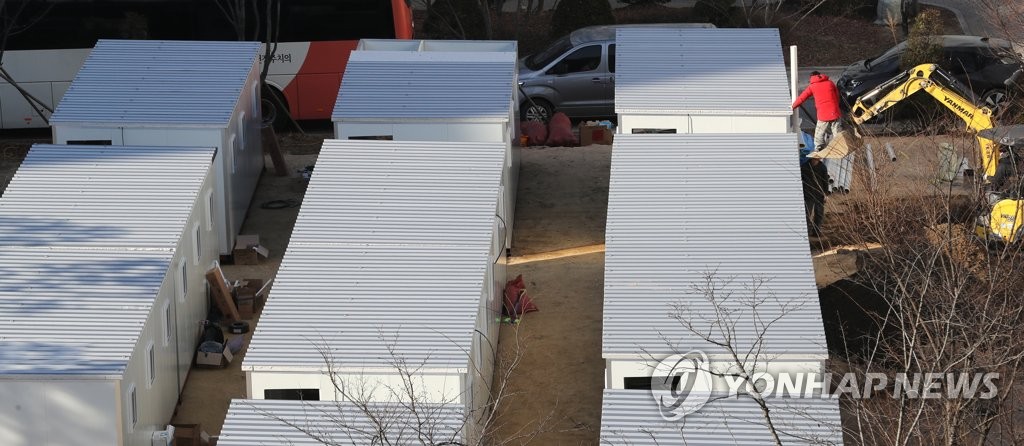 Container mobile sickbeds are set up at Seoul Medical Center in southeastern Seoul on Dec. 9, 2020, to brace for a possible shortage of hospital beds. (Yonhap)