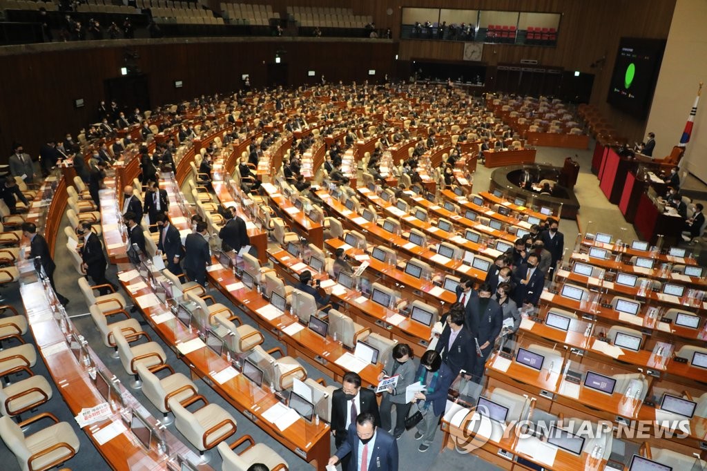 Members of the main opposition People Power Party leave the main hall of the National Assembly in Seoul after a revision bill on the Corruption Investigation Office for High-ranking Officials (CIO) is passed during a plenary session on Dec. 10, 2020. (Yonhap)