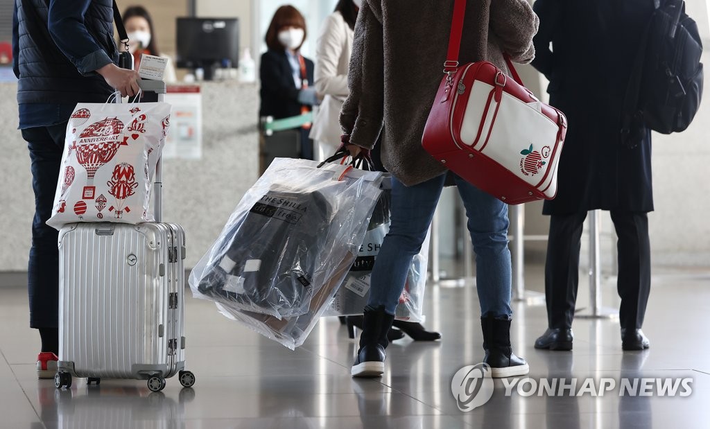 The file photo, taken Dec. 12, 2020, shows passengers at Incheon International Airport, west of Seoul. (PHOTO NOT FOR SALE) (Yonhap)