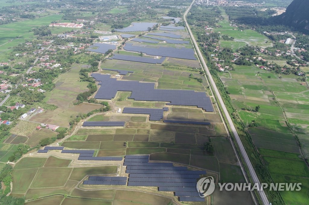 Hanwha Energy Corp.'s 48-megawatt solar power plant in Chuping, northeastern state of Malaysia, is seen in this photo provided by the South Korean renewable energy company on Dec. 14, 2020. (PHOTO NOT FOR SALE) (Yonhap)