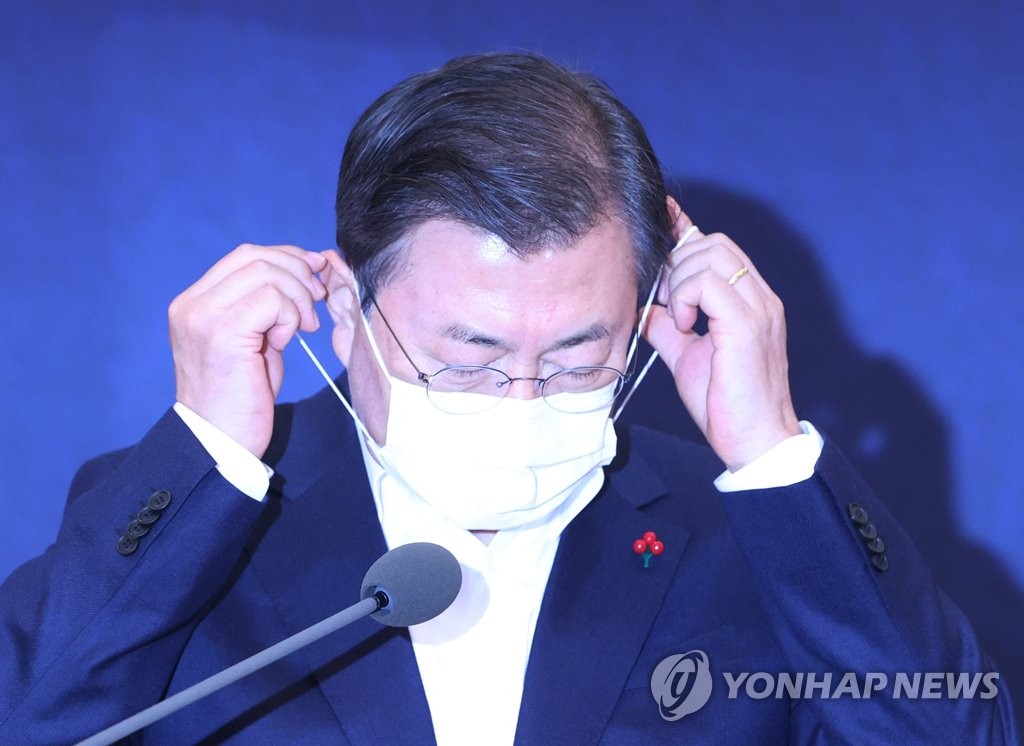 President Moon Jae-in takes off his mask before speaking at the third plenary meeting of the Presidential Advisory Council on Science and Technology held at Cheong Wa Dae in Seoul on Dec. 21, 2020. (Yonhap)