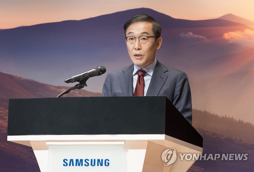 This image provided by Samsung Electronics Co. on Jan. 4, 2020, shows Kim Ki-nam, the company's vice chairman and CEO, delivering a New Year's message at its kickoff meeting. (PHOTO NOT FOR SALE) (Yonhap)