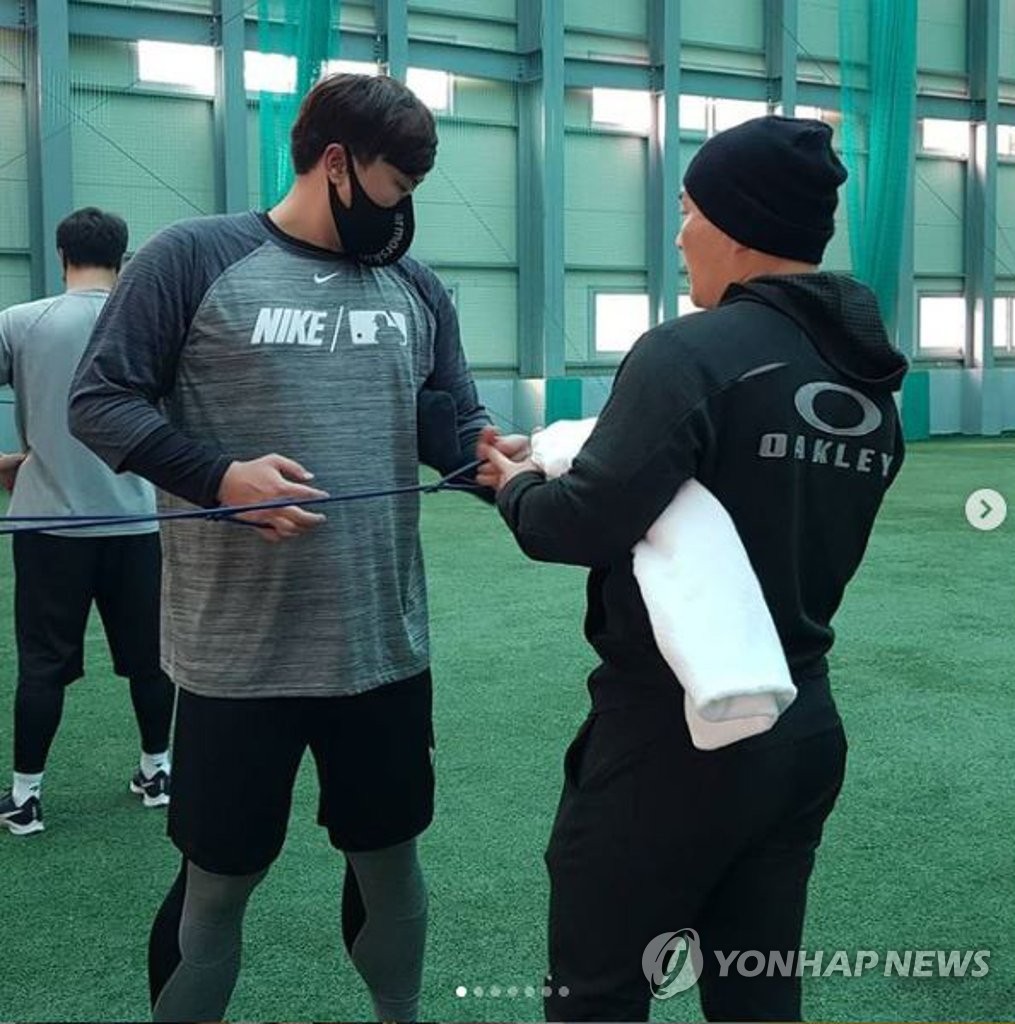 This file photo provided by A-Spec Corp. on Jan. 7, 2021, shows Toronto Blue Jays' pitcher Ryu Hyun-jin (L) training at Kang Chang-hak Baseball Stadium in Seogwipo, Jeju Island. (PHOTO NOT FOR SALE) (Yonhap)