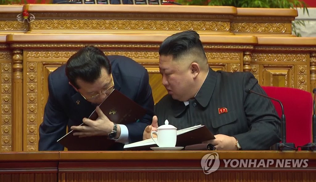 Le dirigeant Kim Jong-un (à dr.) au 8e Congrès du Parti du travail, le 8 janvier 2021, à la maison de la culture du 25-Avril à Pyongyang. (Capture d'écran de la Télevision centrale nord-coréenne, KCTV. Utilisation en Corée du Sud uniquement et redistribution interdite)