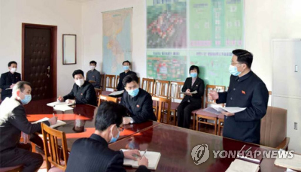 This image, captured from the website of North Korea's Rodong Sinmun on Jan. 31, 2021, shows senior officials at the country's Cabinet secretariat discussing ways to implement economic development plans unveiled at the ruling Workers' Party congress held in early January. (For Use Only in the Republic of Korea. No Redistribution) (Yonhap)