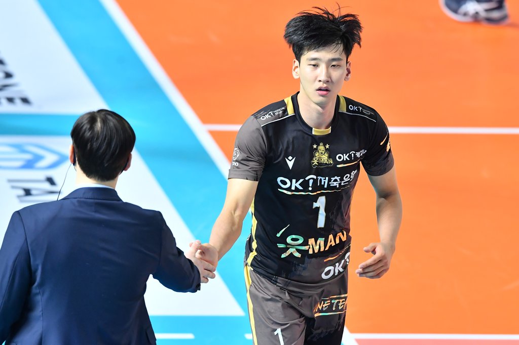 석진욱 감독과 손 마주치는 송명근