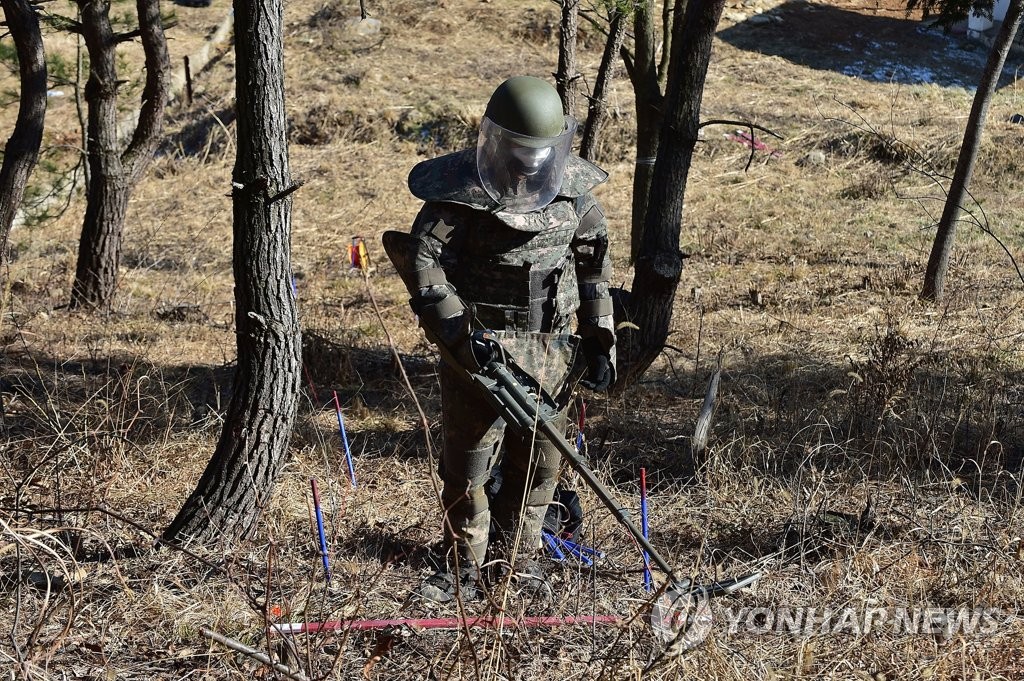 Un militaire utilise un détecteur de métaux pour trouver des mines terrestres lors d'une formation pratique. (Photo fournie par l'armée. Revente et archivage interdits)