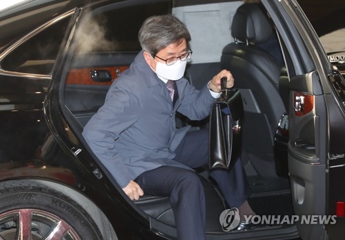 차에서 내리는 김명수 대법원장